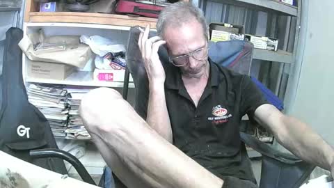 Snapshot of 04oldskool chatting on 12-10-24, 02:38 04oldskool online show from 12-10-24, 02:38