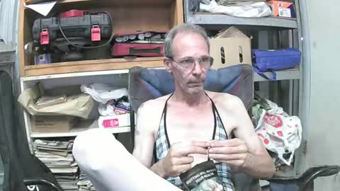 Snapshot of 04oldskool chatting on 12-22-24, 11:41 04oldskool online show from 12-22-24, 11:41