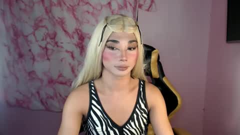 Snapshot of 18_nicole chatting on 02-15-25, 08:33 barbie online show from 02-15-25, 08:33