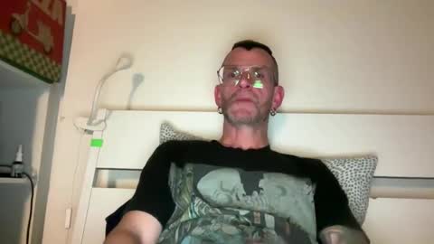 Snapshot of 1_hot_minute chatting on 05-16-26, 09:46 J online show from 05-16-26, 09:46