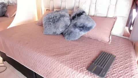 Snapshot of 1naughty_milf chatting on 05-10-26, 12:27 Luisa online show from 05-10-26, 12:27