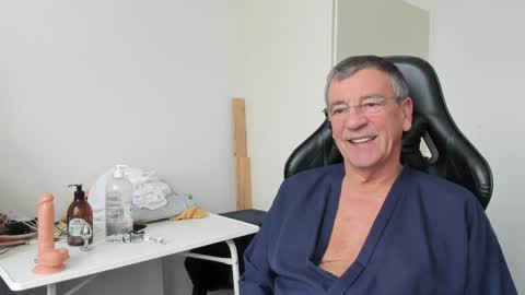 Henk online show from 12-31-24, 01:19