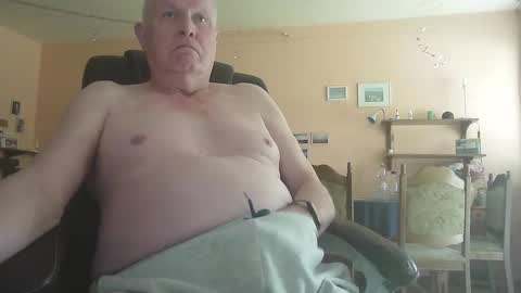 Snapshot of 29famila chatting on 10-19-25, 11:44 29famila online show from 10-19-25, 11:44