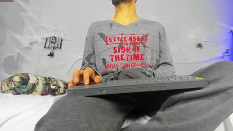 Snapshot of 2_fire chatting on 10-24-25, 08:38 2_fire online show from 10-24-25, 08:38