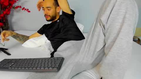 Snapshot of 2_fire chatting on 11-08-25, 08:18 2_fire online show from 11-08-25, 08:18