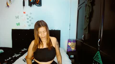 Snapshot of 2girls__dream chatting on 01-01-25, 02:42 samantha sharon online show from 01-01-25, 02:42