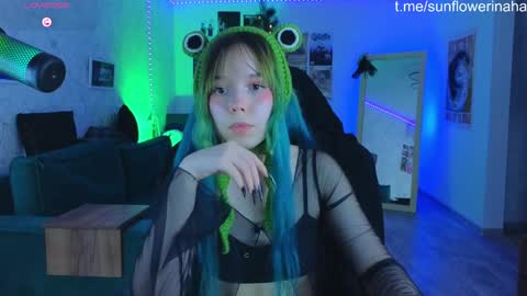 Snapshot of 819sunflowerinahat2016 chatting on 12-18-24, 03:55 Cornelia and Dante online show from 12-18-24, 03:55