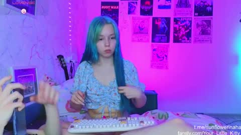 Snapshot of 819sunflowerinahat2016 chatting on 01-29-25, 06:28 Cornelia and Dante online show from 01-29-25, 06:28