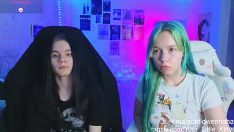 Snapshot of 819sunflowerinahat2016 chatting on 02-19-25, 07:05 Cornelia and Dante online show from 02-19-25, 07:05