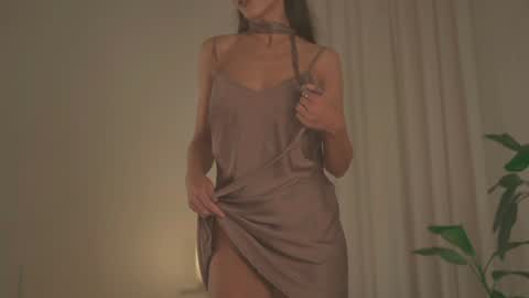 Snapshot of _2strangers chatting on 10-28-25, 12:14 Olivia dark hair Zoe light hair online show from 10-28-25, 12:14