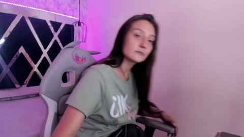 Snapshot of _alaia_collway_ chatting on 02-03-25, 11:42 Alaia online show from 02-03-25, 11:42