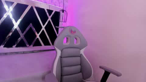 Snapshot of _alaia_collway_ chatting on 02-03-25, 02:45 Alaia online show from 02-03-25, 02:45