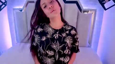 Snapshot of _alaia_collway_ chatting on 02-26-25, 11:41 Alaia online show from 02-26-25, 11:41