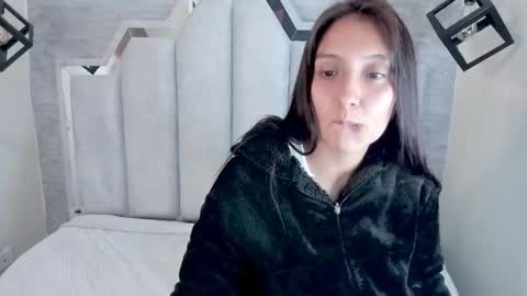 Snapshot of _alaia_collway_ chatting on 02-27-25, 11:52 Alaia online show from 02-27-25, 11:52