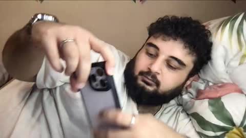 Snapshot of _alan_bear_ chatting on 10-27-25, 01:04 Alan online show from 10-27-25, 01:04