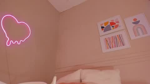 Snapshot of _aleja_x chatting on 09-15-25, 11:43 _aleja_x online show from 09-15-25, 11:43