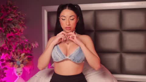 Snapshot of _anna_bloom chatting on 01-21-25, 11:34 Anna online show from 01-21-25, 11:34