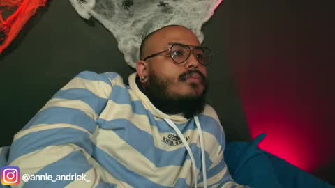 Annie Andrick online show from 10-24-25, 01:18