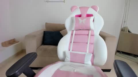 Snapshot of _april_smith_ chatting on 02-11-26, 01:27 online show from 02-11-26, 01:27