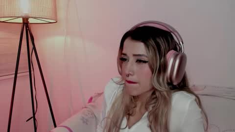 Snapshot of _ariarose_ chatting on 01-16-26, 05:00 Aria online show from 01-16-26, 05:00