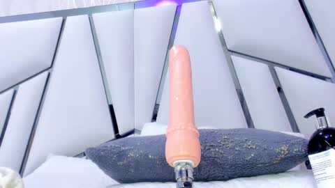 Snapshot of _aurora18 chatting on 02-26-25, 06:15 Aura online show from 02-26-25, 06:15