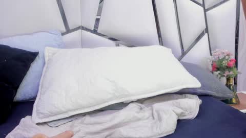 Snapshot of _aurora18 chatting on 03-12-25, 06:07 Aura online show from 03-12-25, 06:07