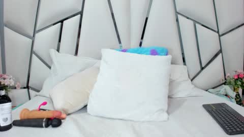 Snapshot of _aurora18 chatting on 09-30-25, 03:11 Aura online show from 09-30-25, 03:11