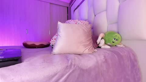 _bellaswwet_ online show from 12-17-24, 07:15