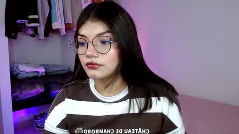 Snapshot of _camilaaa__ chatting on 11-03-25, 01:29 online show from 11-03-25, 01:29