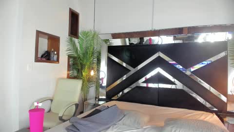 Snapshot of _candy_sweet chatting on 10-20-25, 05:57 Candy online show from 10-20-25, 05:57