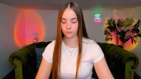 Snapshot of _cuddle_bug_ chatting on 09-10-25, 01:11 Erika online show from 09-10-25, 01:11