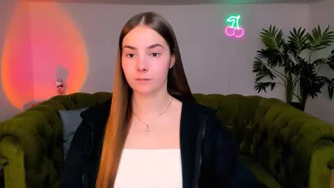 Snapshot of _cuddle_bug_ chatting on 09-11-25, 01:33 Erika online show from 09-11-25, 01:33