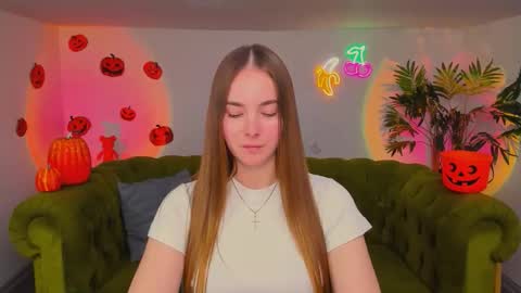 Snapshot of _cuddle_bug_ chatting on 10-28-25, 04:20 Erika online show from 10-28-25, 04:20