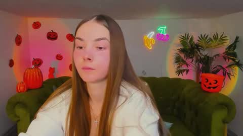 Snapshot of _cuddle_bug_ chatting on 10-29-25, 01:35 Erika online show from 10-29-25, 01:35