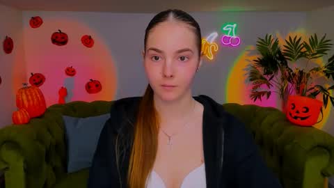 Snapshot of _cuddle_bug_ chatting on 11-02-25, 08:11 Erika online show from 11-02-25, 08:11