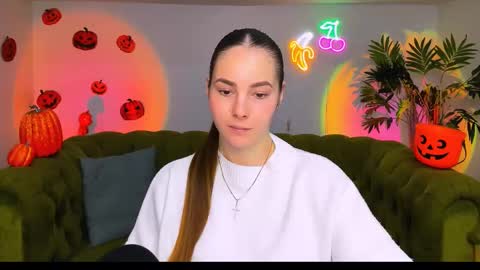 Snapshot of _cuddle_bug_ chatting on 11-08-25, 06:24 Erika online show from 11-08-25, 06:24