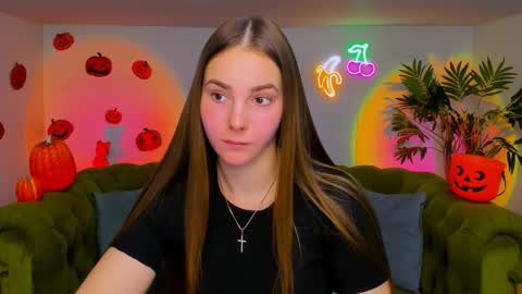 Snapshot of _cuddle_bug_ chatting on 11-11-25, 01:33 Erika online show from 11-11-25, 01:33