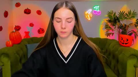 Snapshot of _cuddle_bug_ chatting on 11-13-25, 06:23 Erika online show from 11-13-25, 06:23