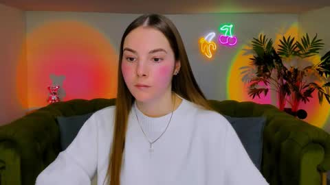 Snapshot of _cuddle_bug_ chatting on 11-19-25, 01:22 Erika online show from 11-19-25, 01:22