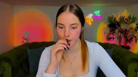 Snapshot of _cuddle_bug_ chatting on 11-20-25, 07:08 Erika online show from 11-20-25, 07:08