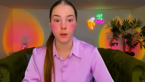 Snapshot of _cuddle_bug_ chatting on 11-28-25, 09:12 Erika online show from 11-28-25, 09:12