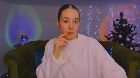 Snapshot of _cuddle_bug_ chatting on 12-17-25, 01:17 Erika online show from 12-17-25, 01:17