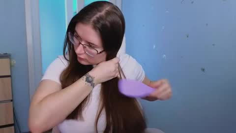 Snapshot of _enni__ chatting on 02-19-25, 11:28 Sam online show from 02-19-25, 11:28