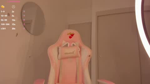 Snapshot of _evaa chatting on 10-27-25, 06:12 Eva online show from 10-27-25, 06:12