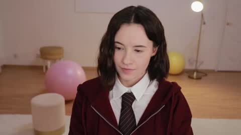 Snapshot of _female_essence_ chatting on 10-15-25, 01:44 Essie online show from 10-15-25, 01:44