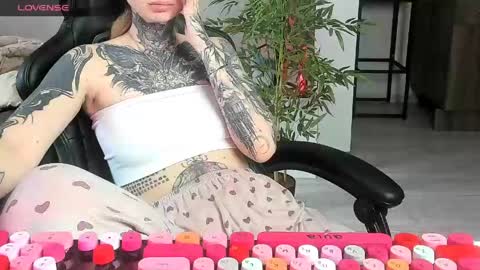 Snapshot of _feralberry__ chatting on 06-03-26, 07:00 Alis online show from 06-03-26, 07:00