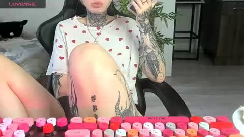 Snapshot of _feralberry__ chatting on 06-12-26, 06:45 Alis online show from 06-12-26, 06:45