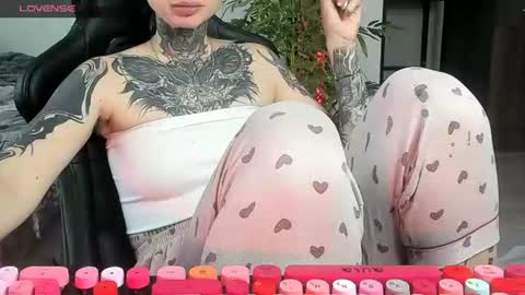 Snapshot of _feralberry__ chatting on 06-25-26, 09:14 Alis online show from 06-25-26, 09:14