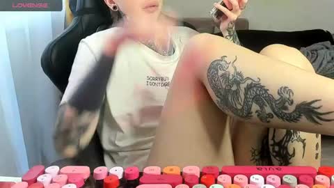 Snapshot of _feralberry__ chatting on 06-28-26, 05:24 Alis online show from 06-28-26, 05:24