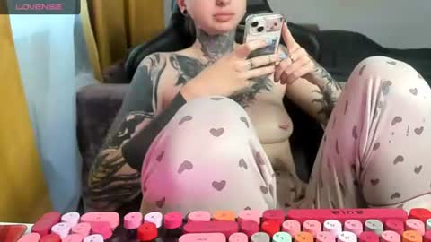 Snapshot of _feralberry__ chatting on 07-06-26, 06:10 Alis online show from 07-06-26, 06:10